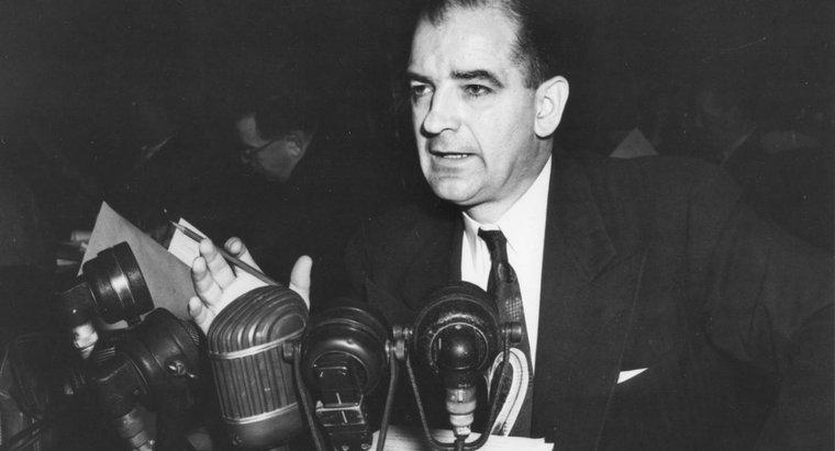 Qual foi o impacto de Joseph McCarthy na sociedade americana?