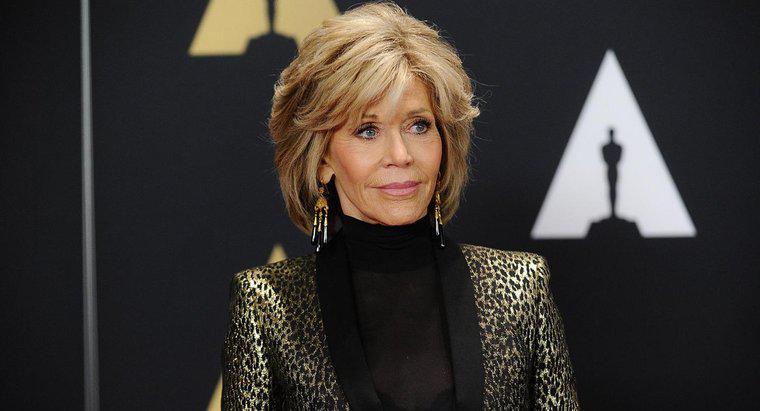 Quais são algumas sugestões de estilo para um corte de cabelo como Jane Fonda?