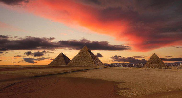 Quanto tempo demorou para construir uma pirâmide?