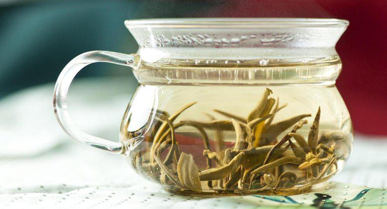 Quais são alguns benefícios de beber chá verde?