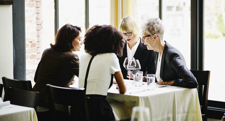 O que as mulheres usam para um jantar de negócios?