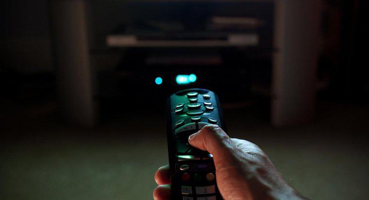 Quais são alguns dos códigos dos controles remotos da TV Insignia?