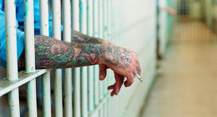 Como você faz tinta para tatuagem de prisão?