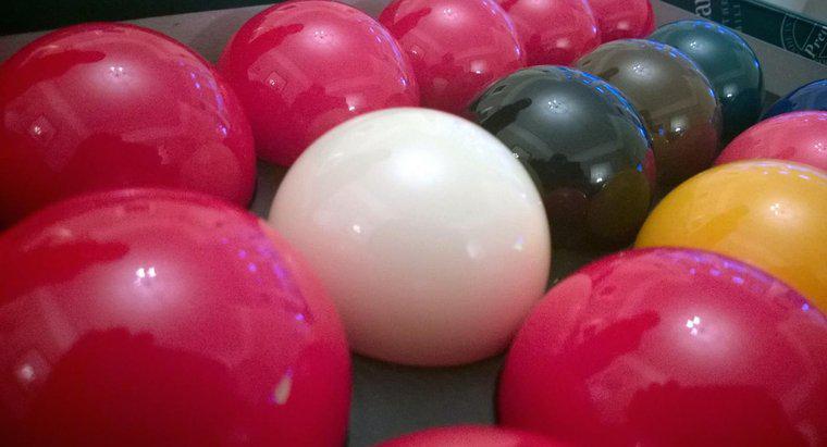 Quantas e de quais cores as bolas de sinuca são usadas em um jogo de sinuca?