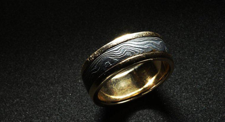 O que significa o carimbo dentro de um anel?