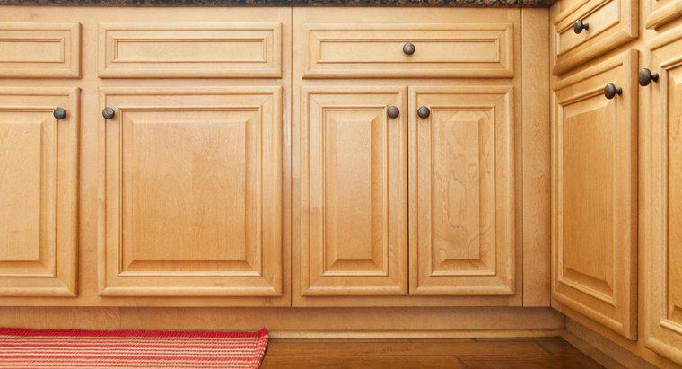Qual é a melhor maneira de limpar armários de madeira?