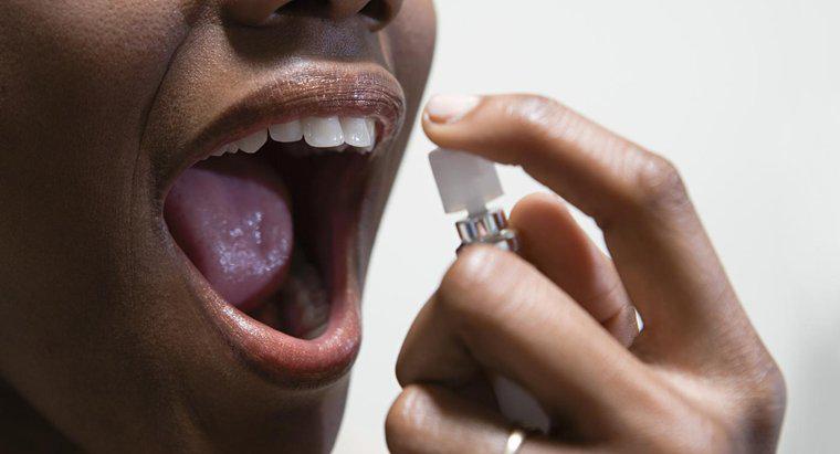 Quais são alguns remédios caseiros para o mau hálito?
