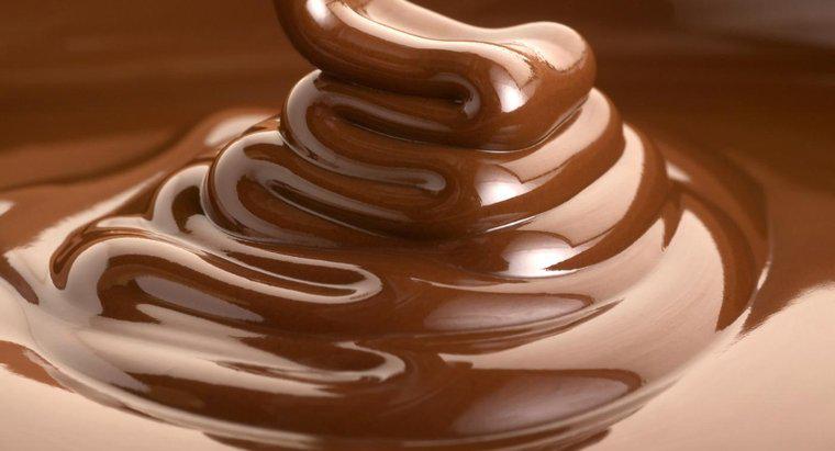 Qual é a maneira de derreter chocolate semidoce?