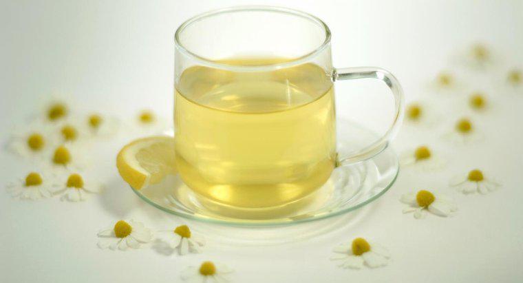 Quais são alguns efeitos colaterais de beber chá de camomila?