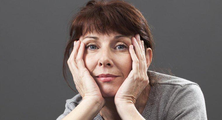 Qual é a idade média que as mulheres atingem a menopausa em diferentes países?