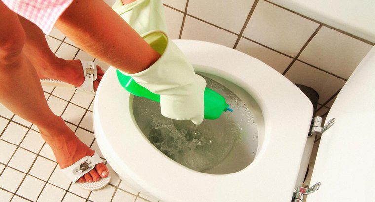 Como você limpa um tanque de banheiro?