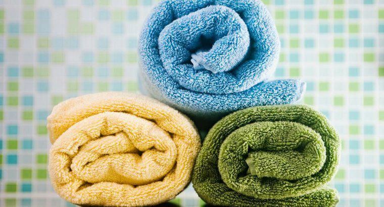 Como faço para remover o odor de mofo das minhas toalhas de banho?