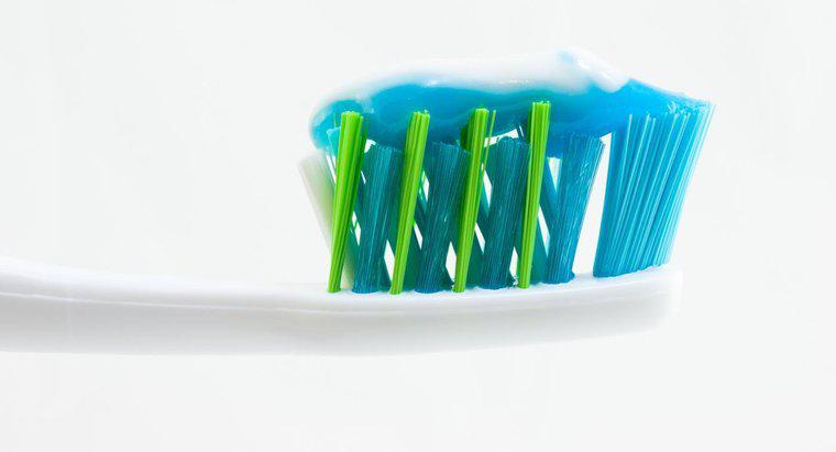 Qual é a fórmula química do flúor na pasta de dente?