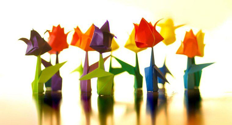 Como você dobra uma flor de origami simples?