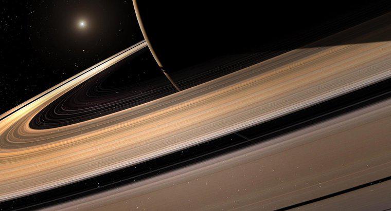 Quantos satélites tem Saturno?