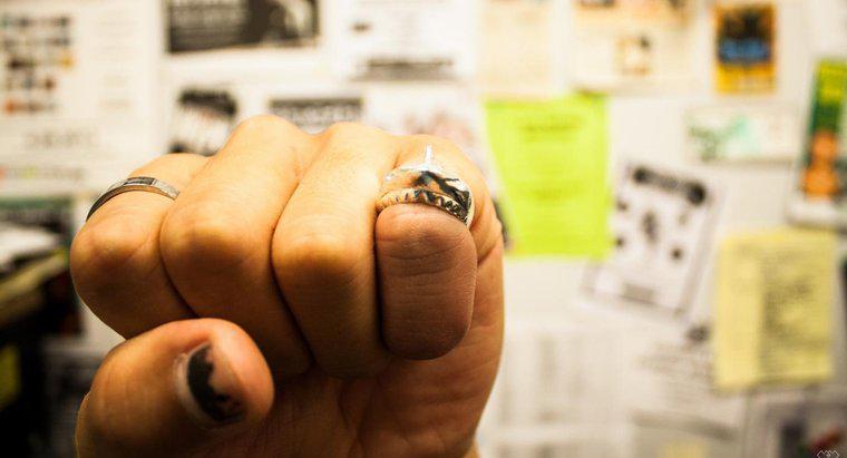 Qual é o significado de um anel mindinho para um homem?