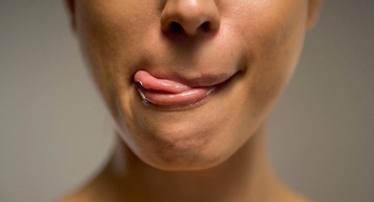 Como você cura lábios rachados e pele irritada ao redor dos lábios?