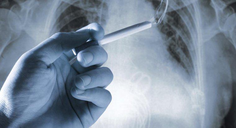 Quais são alguns sintomas do câncer de pulmão?