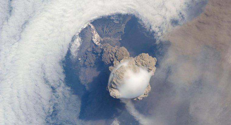 Como os vulcões formam formas terrestres?