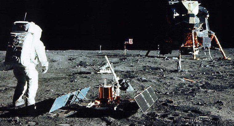 Que objetos os astronautas deixaram na Lua?