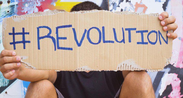 Quais são algumas das causas comuns de revolução na história?