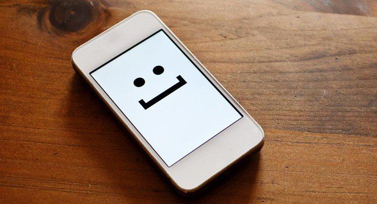 Qual é o símbolo de um rosto sorridente ao enviar mensagens de texto?