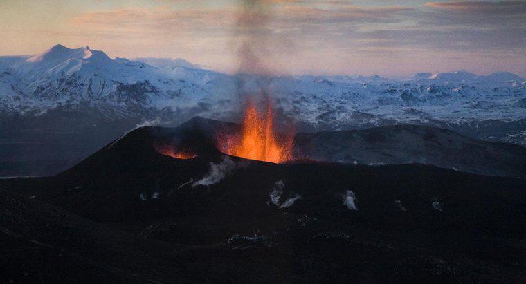 Como as montanhas vulcânicas são formadas?