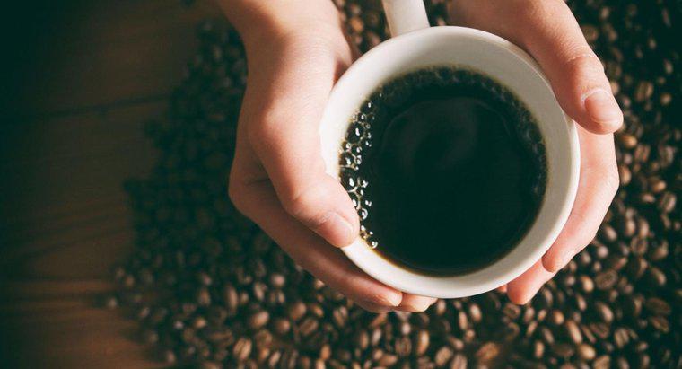 A cafeína é classificada como um estimulante, depressivo ou alucinógeno?