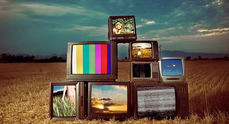 Quando foi lançada a primeira TV em cores?