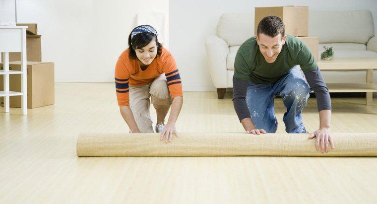 Que lado sobe em uma almofada de carpete durante a instalação?