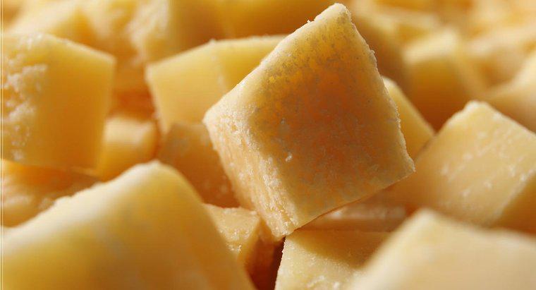 Qual é a diferença entre queijo parmesão e romano?