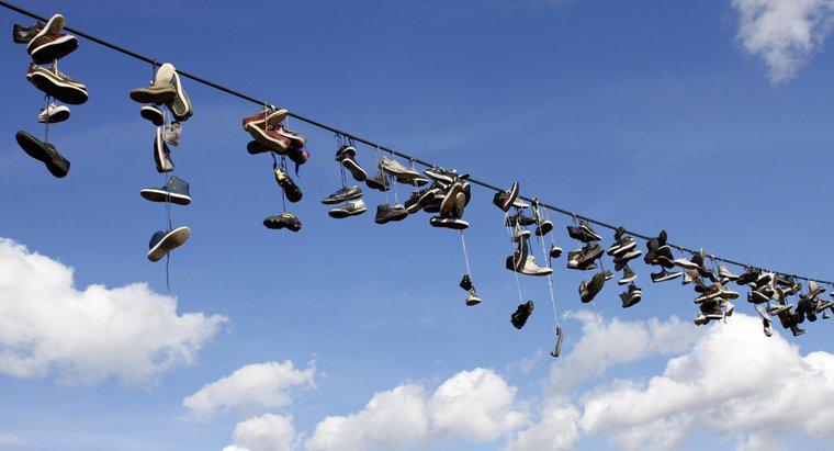 O que significam os sapatos pendurados em fios elétricos?