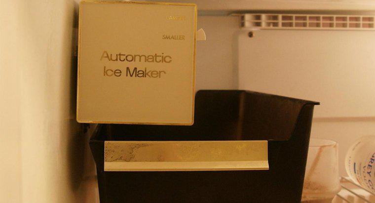 Como você descongela uma linha de água congelada em um fabricante de gelo?