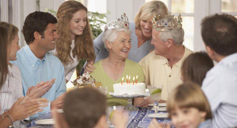 Qual é uma boa maneira de comemorar o 50º aniversário de casamento de seus pais?