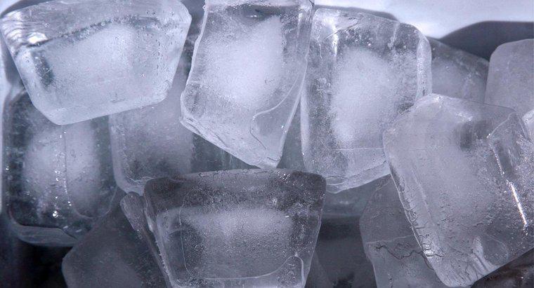Por que os cubos de gelo flutuam na água?