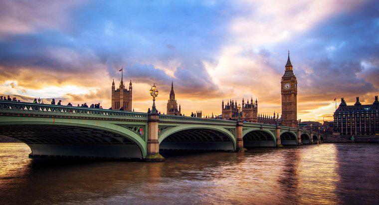 Qual é o nome do rio que atravessa Londres?