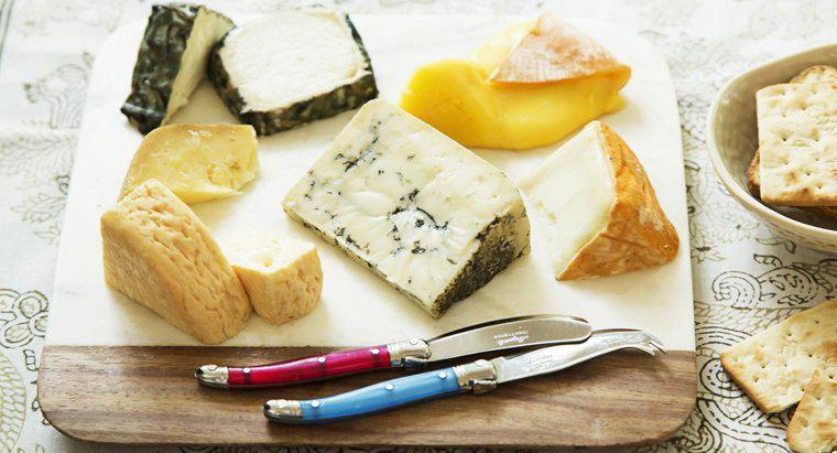 Quais são alguns queijos populares na América?