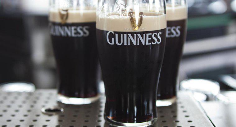 Qual é a porcentagem de álcool por volume da Guinness Extra Stout?