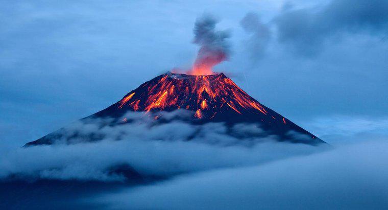 Quais são os nomes de alguns vulcões famosos?