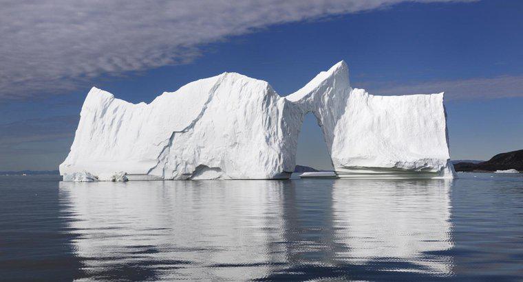 Quais são alguns fatos interessantes sobre os icebergs?