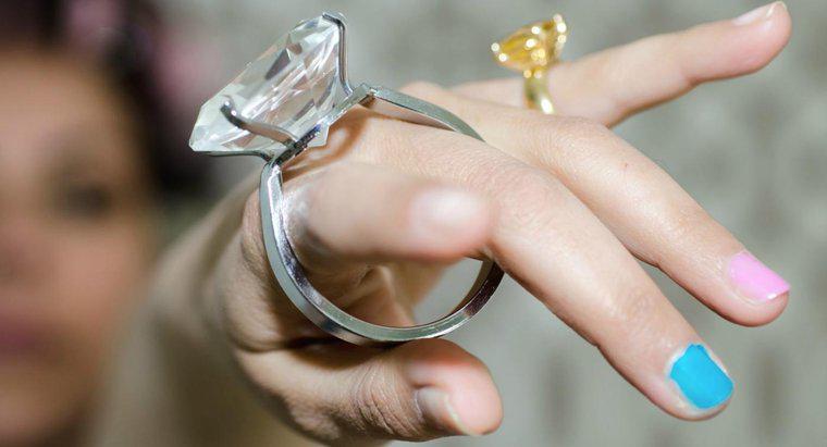 Como consertar um anel grande demais para um dedo?