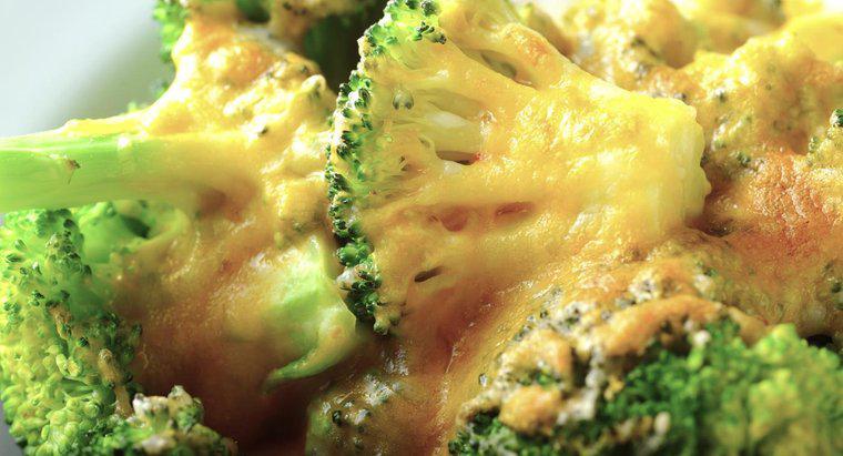 O que é uma receita de brócolis com molho de queijo Velveeta?