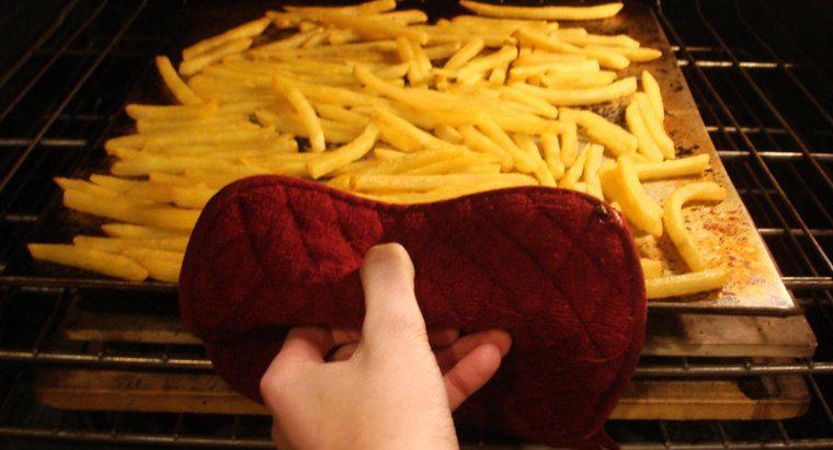 A que temperatura você cozinha batatas fritas congeladas?