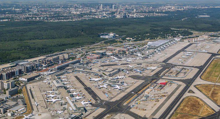 Como o aeroporto de Frankfurt é organizado?