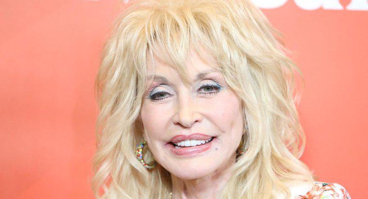 Como alguém entra em contato com Dolly Parton?