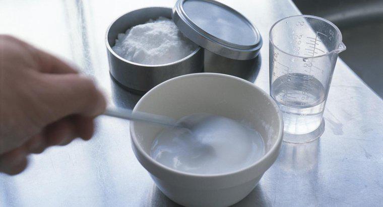 O que se dissolve melhor em água, sal ou bicarbonato de sódio?