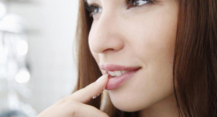 Quais são algumas das causas da dormência nos lábios?