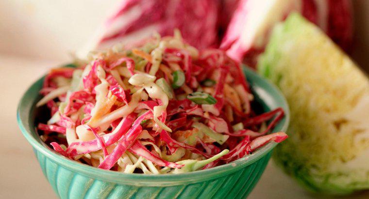 Que comida combina melhor com salada de repolho?