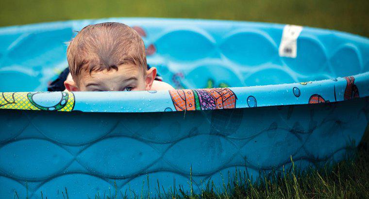 Como manter limpa a água de uma piscina infantil?