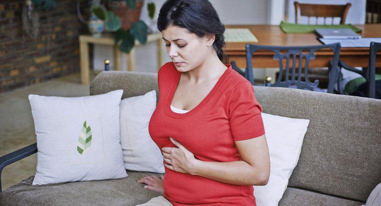 Quais são os sintomas de IBS em mulheres?